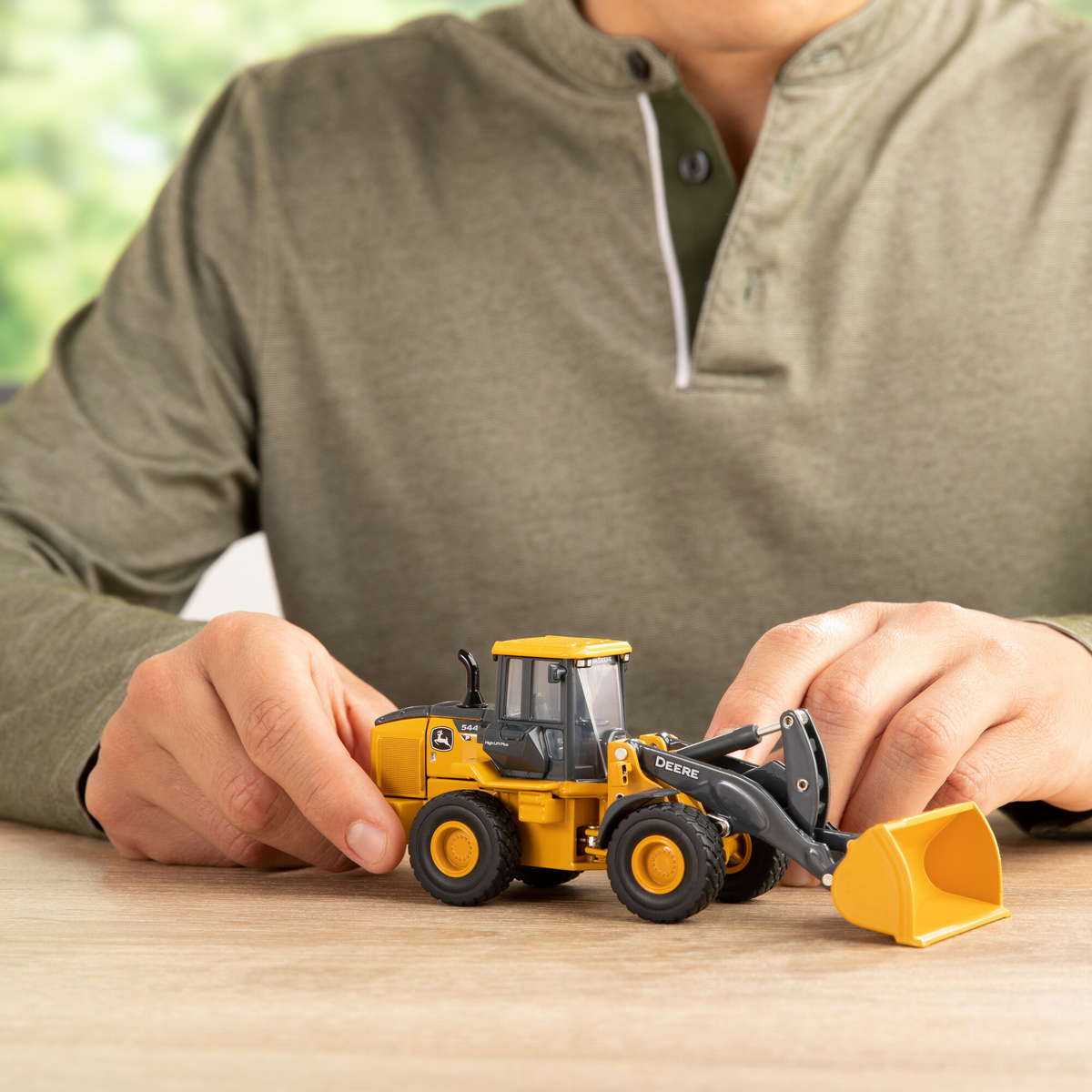 TOMY John Deere 1:50 544P Wheel Loader