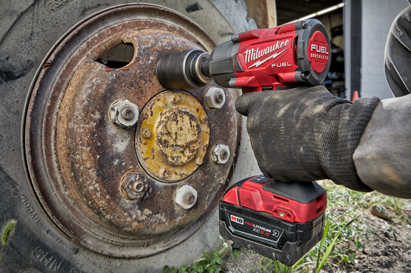 Milwaukee M18 FUEL™ 3/8 " Mid-Torque Impact Wrench w/ Friction Ring Kit
