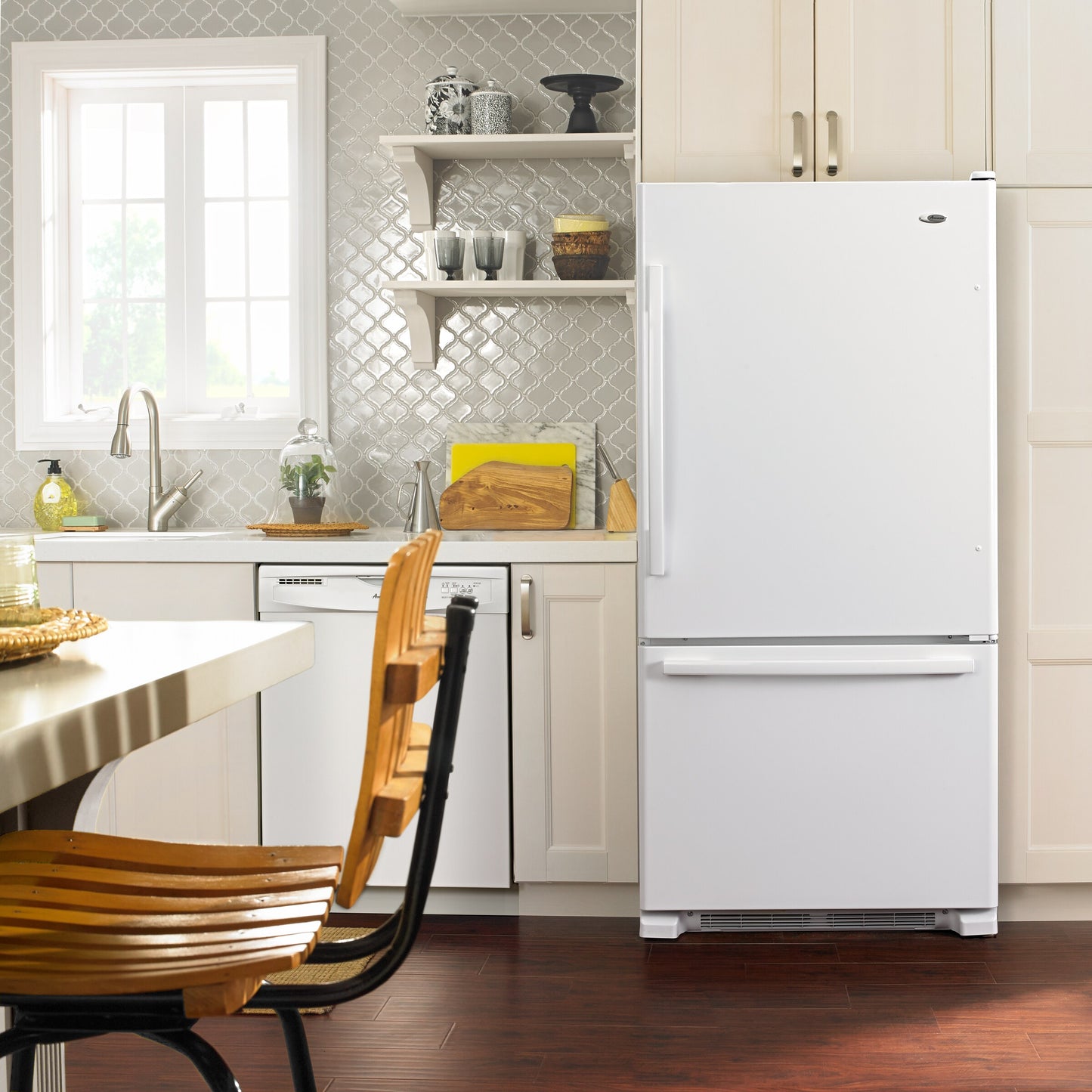 33-inch Wide Bottom-Freezer Refrigerator with EasyFreezer™ Pull-Out Drawer - 22 cu. ft. Capacity