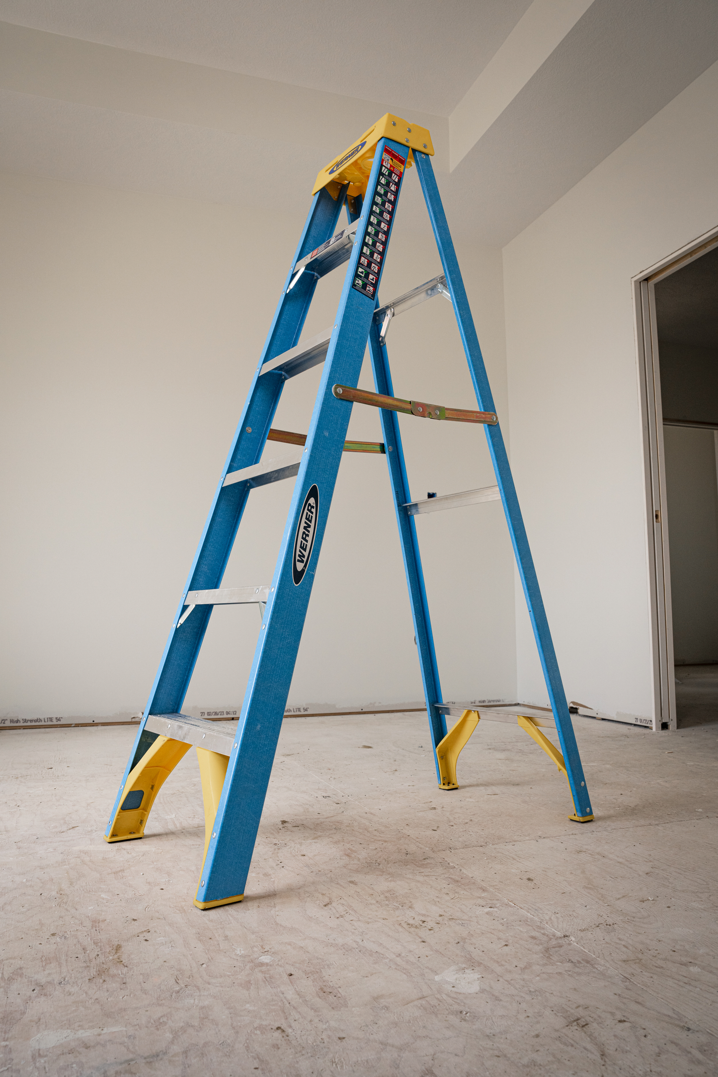 Werner Fiberglass Step Ladder with 250 lb. Load Capacity, 6 ft.