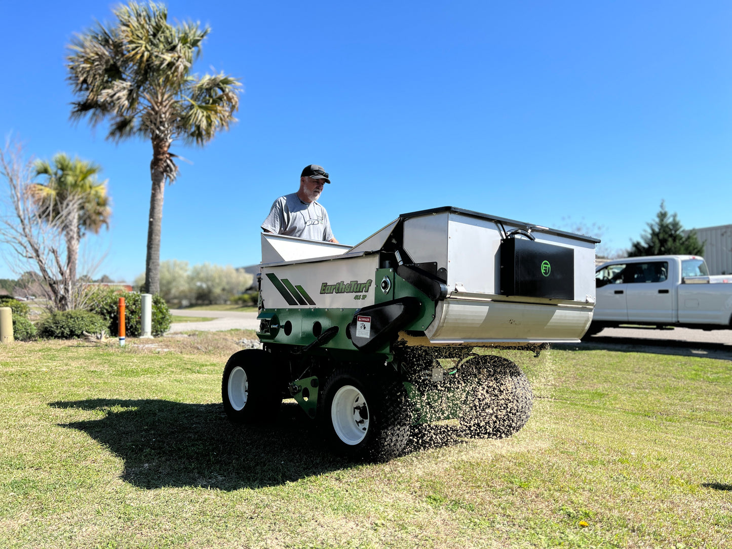 Earth & Turf 415SP MultiSpread™ Top Dresser