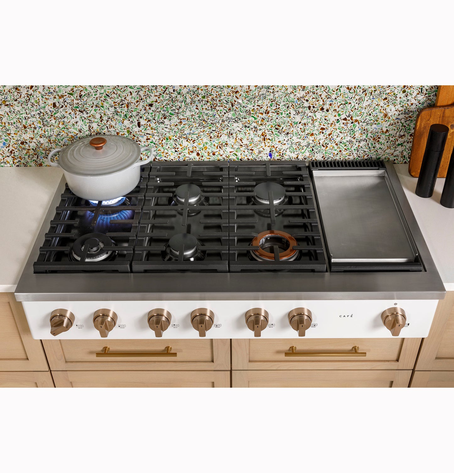 CAFÉ™ 48" Commercial-Style Gas Rangetop with 6 Burners and Integrated Griddle (Natural Gas)
