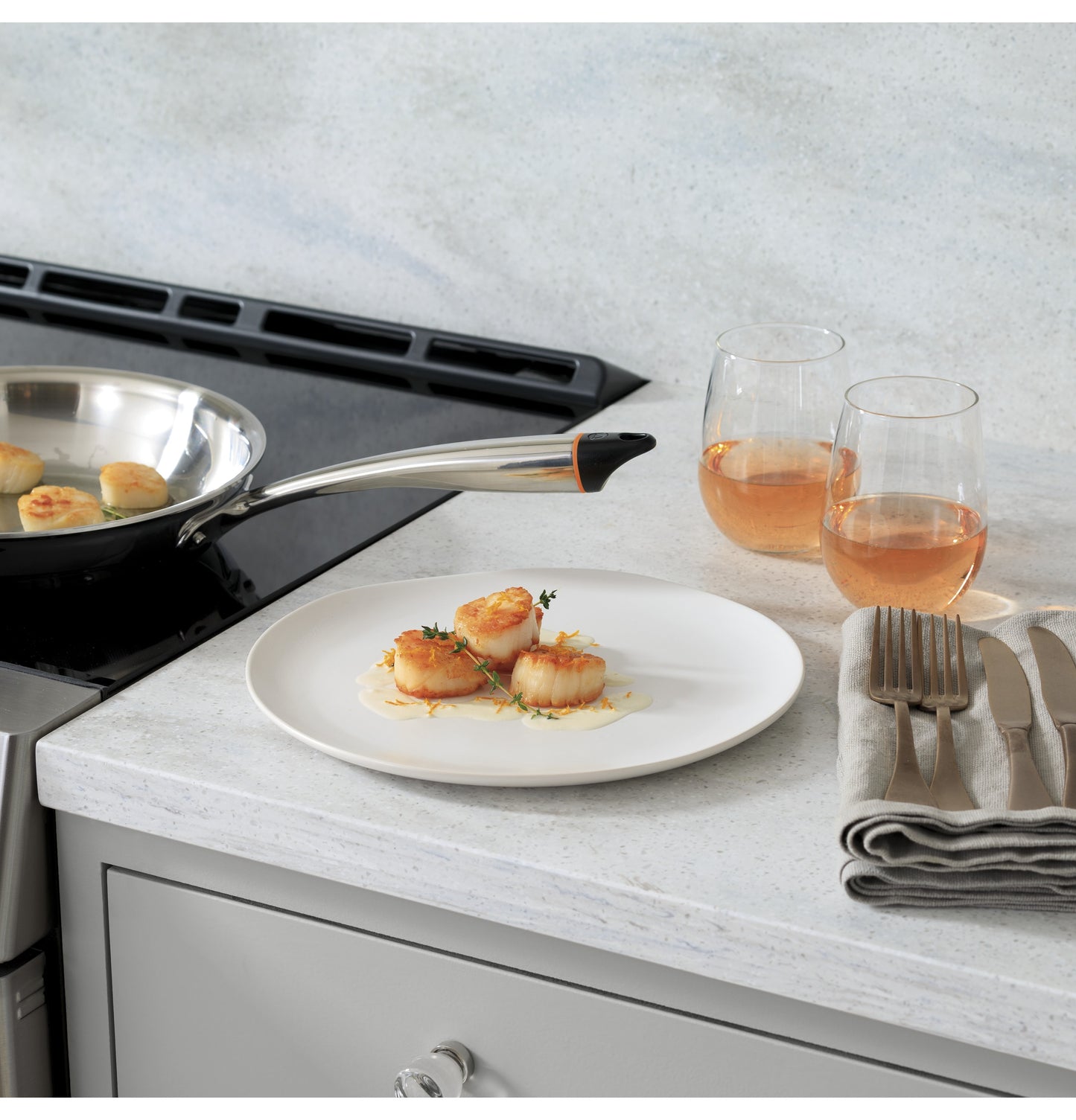 CAFÉ™ 30" Smart Slide-In, Front-Control, Induction and Convection Range with Warming Drawer
