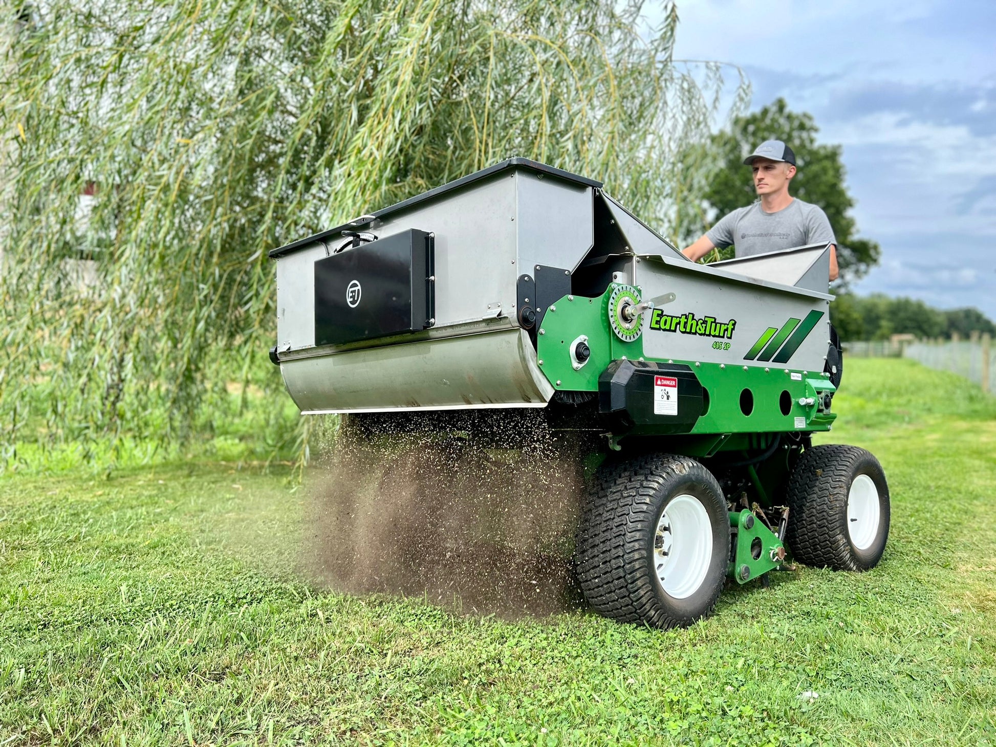 Carhartt Earth & Turf 415SP Top Dresser – Powerful & Precise – Hartville  Hardware
