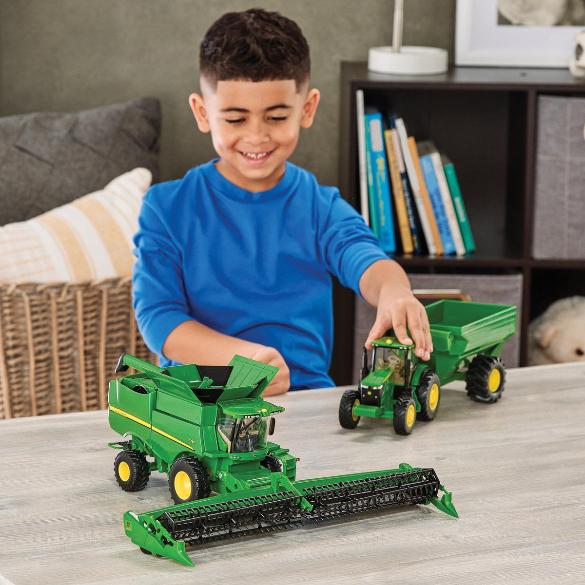 TOMY John Deere 1:32 Scale S780 Combine and 7290R Tractor Harvesting Set
