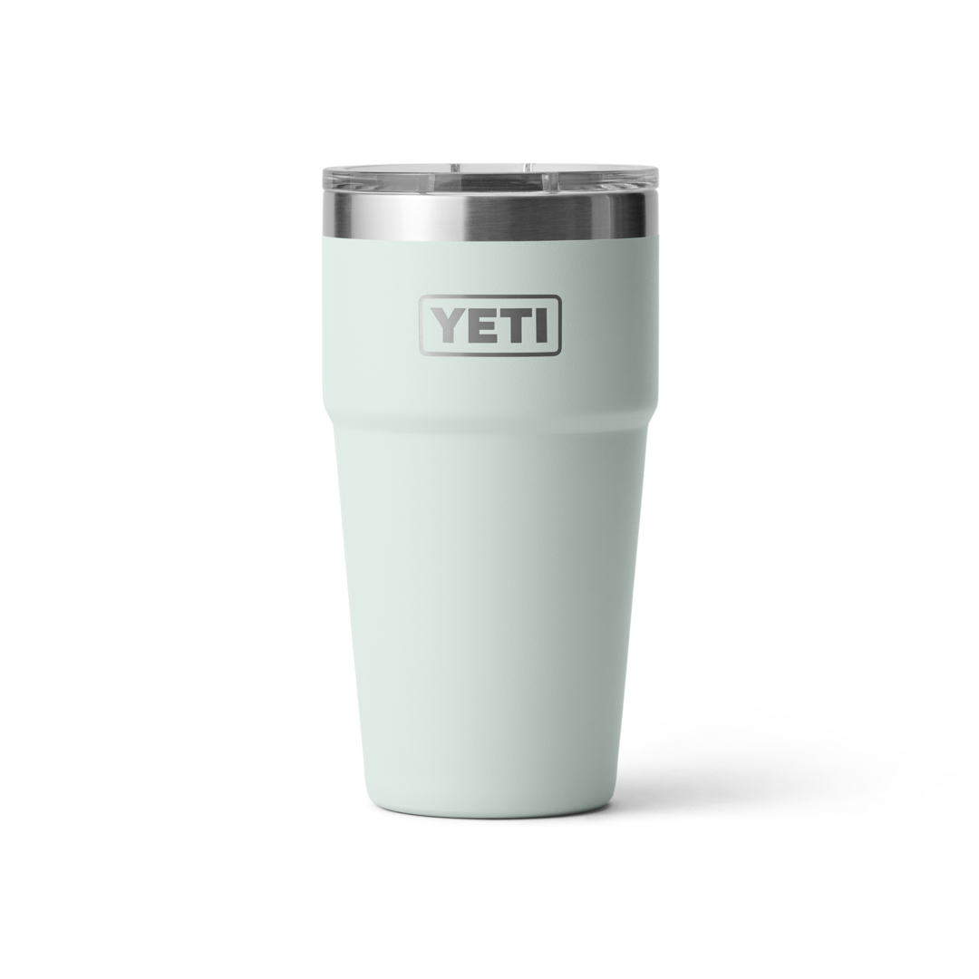 20 oz. light green stackable cup with clear lid, designed for durable drinkware in kitchen, tableware, and outdoor use