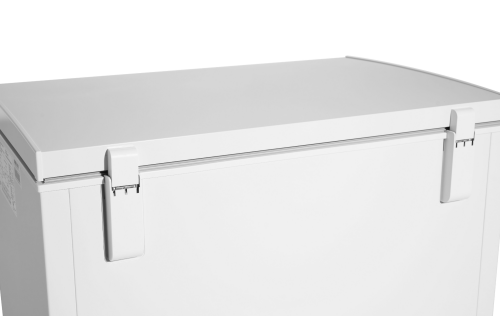 White 7 cuft chest freezer with secure latch handles, ideal for kitchen appliances and bulk frozen food storage.