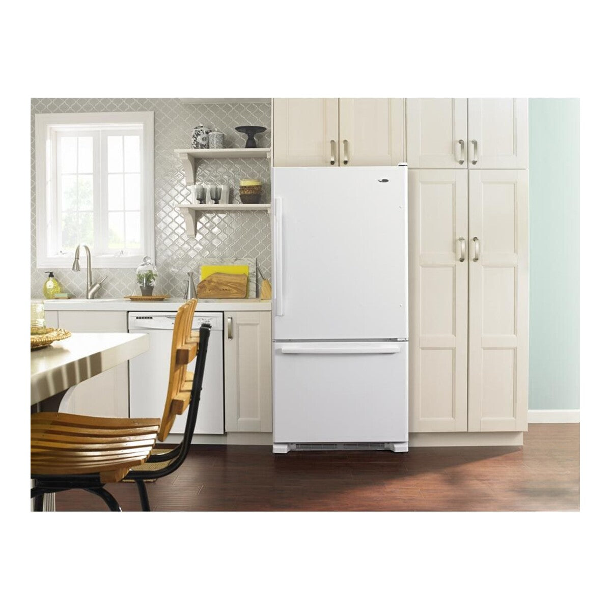 33-inch Wide Bottom-Freezer Refrigerator with EasyFreezer™ Pull-Out Drawer - 22 cu. ft. Capacity