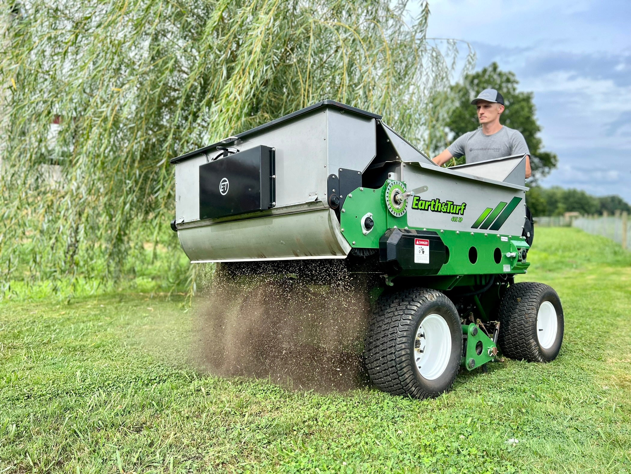 Carhartt Earth & Turf 415SP Top Dresser – Powerful & Precise
