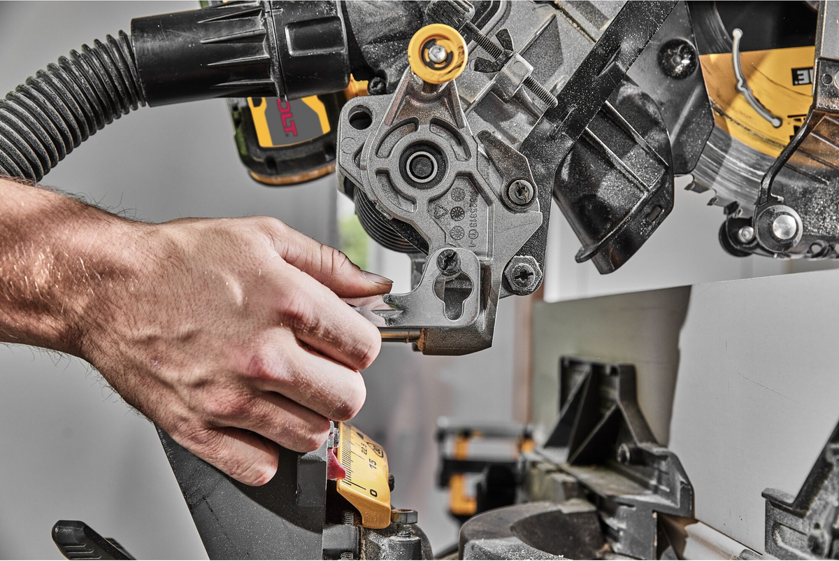 DEWALT 60V MAX* 12" Brushless Cordless Double-Bevel Sliding Miter Saw Kit