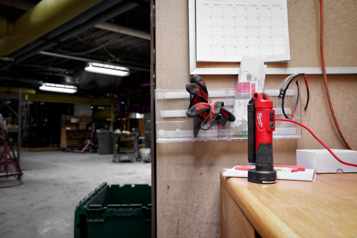 Milwaukee REDLITHIUM™ USB Stick Light W/ Magnet & Charging Dock