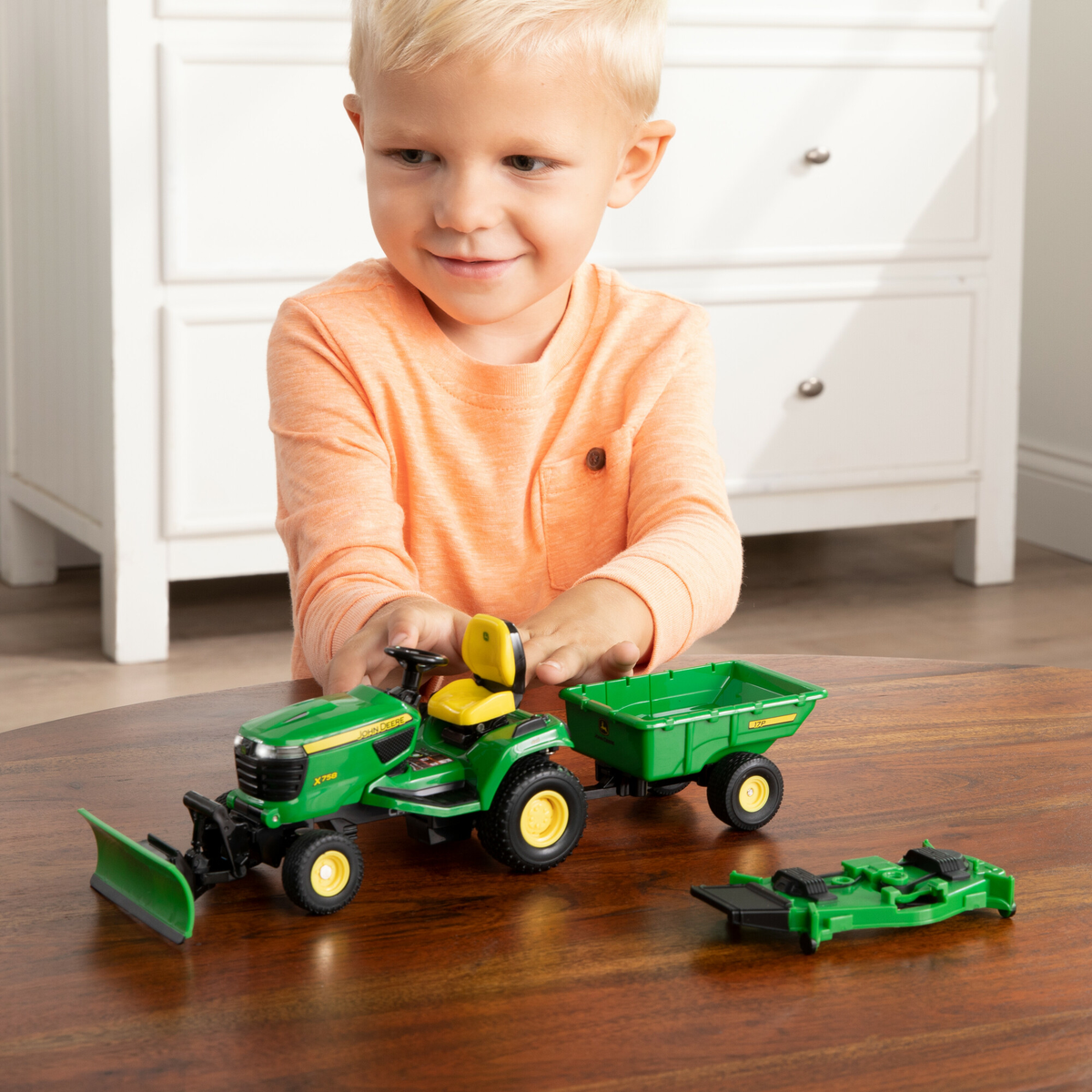 TOMY John Deere 1:16 Big Farm X758 Lawn Tractor
