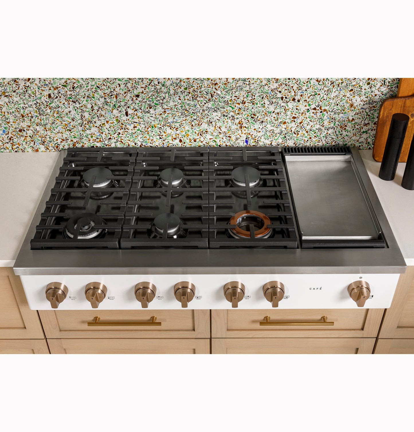CAFÉ™ 48" Commercial-Style Gas Rangetop with 6 Burners and Integrated Griddle (Natural Gas)