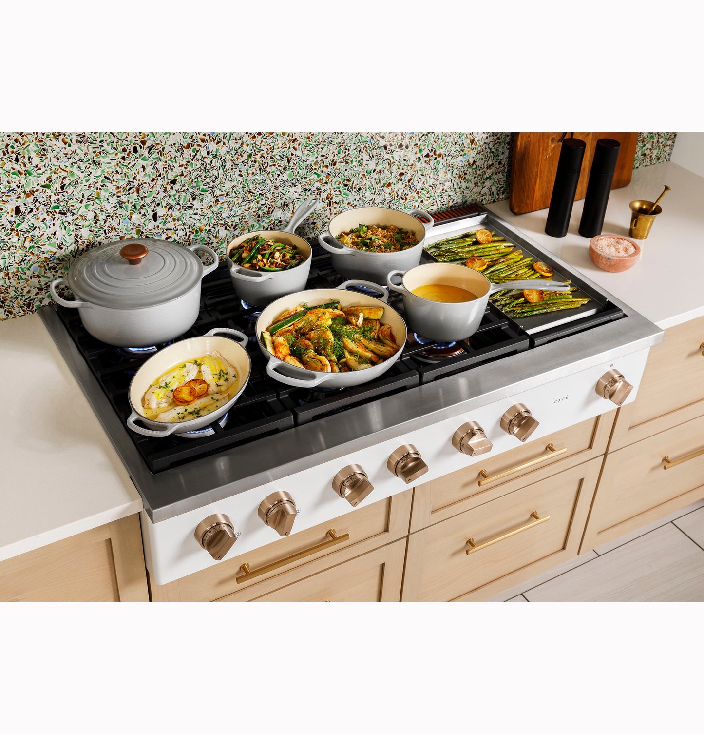 CAFÉ™ 48" Commercial-Style Gas Rangetop with 6 Burners and Integrated Griddle (Natural Gas)