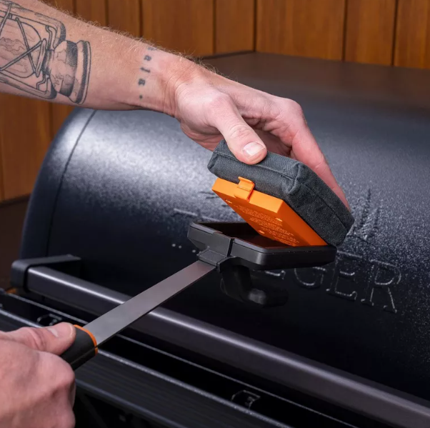 Traeger BBQ Steam n’ Clean Grill Brush