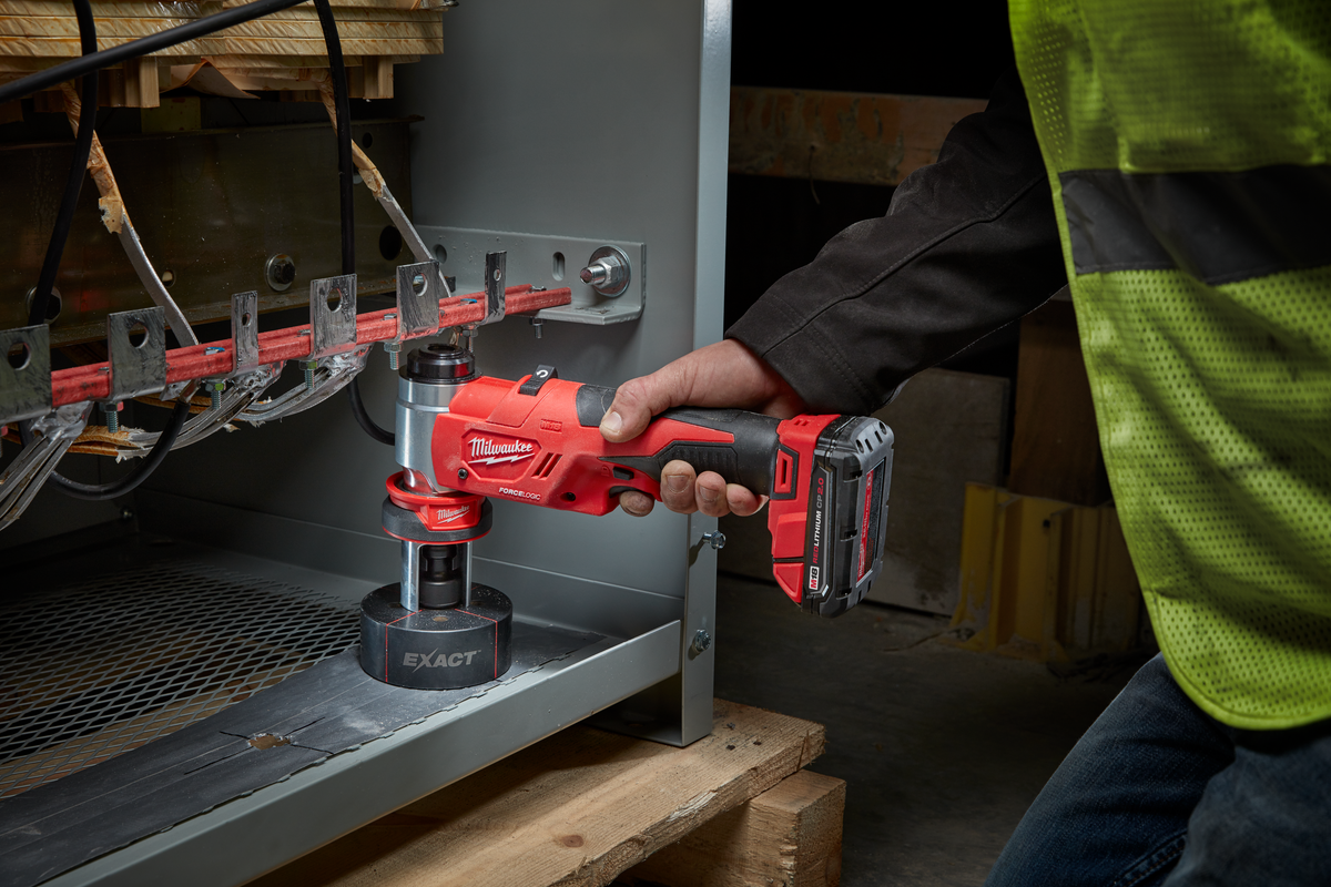 Milwaukee M18™ FORCE LOGIC™ 6T Knockout Tool 1/2" - 2" Kit