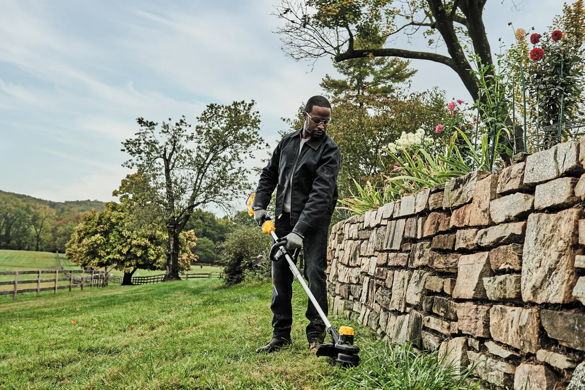 DEWALT 20V MAX* 13" Cordless String Trimmer Kit