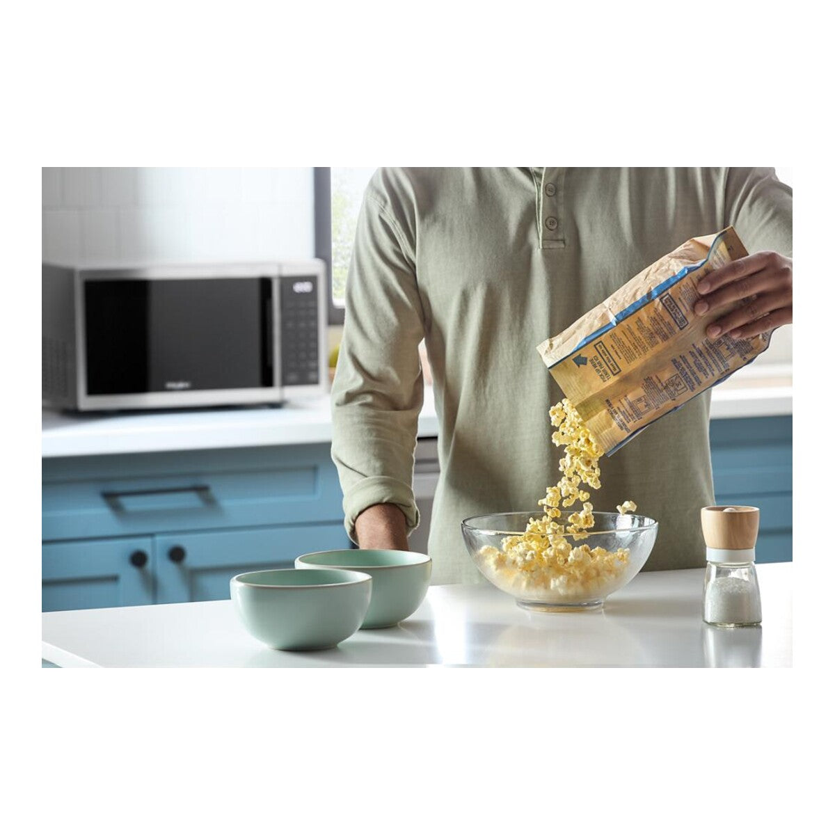 0.9 cu. ft. Black Countertop Microwave With Steam Clean - 900 watt