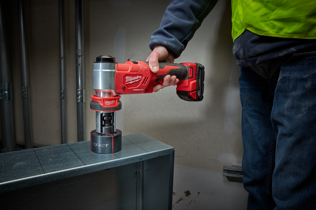 Milwaukee M18™ FORCE LOGIC™ 6T Knockout Tool 1/2" - 2" Kit
