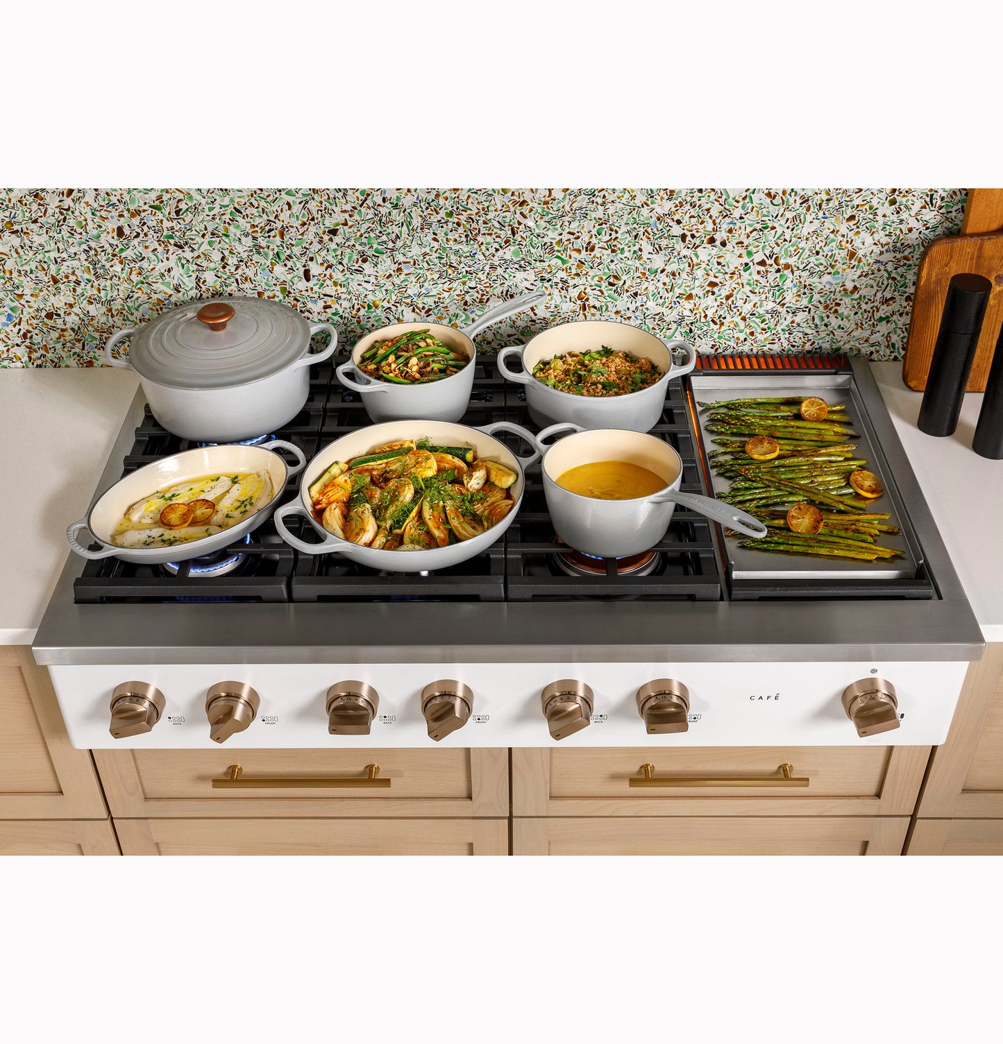 CAFÉ™ 48" Commercial-Style Gas Rangetop with 6 Burners and Integrated Griddle (Natural Gas)