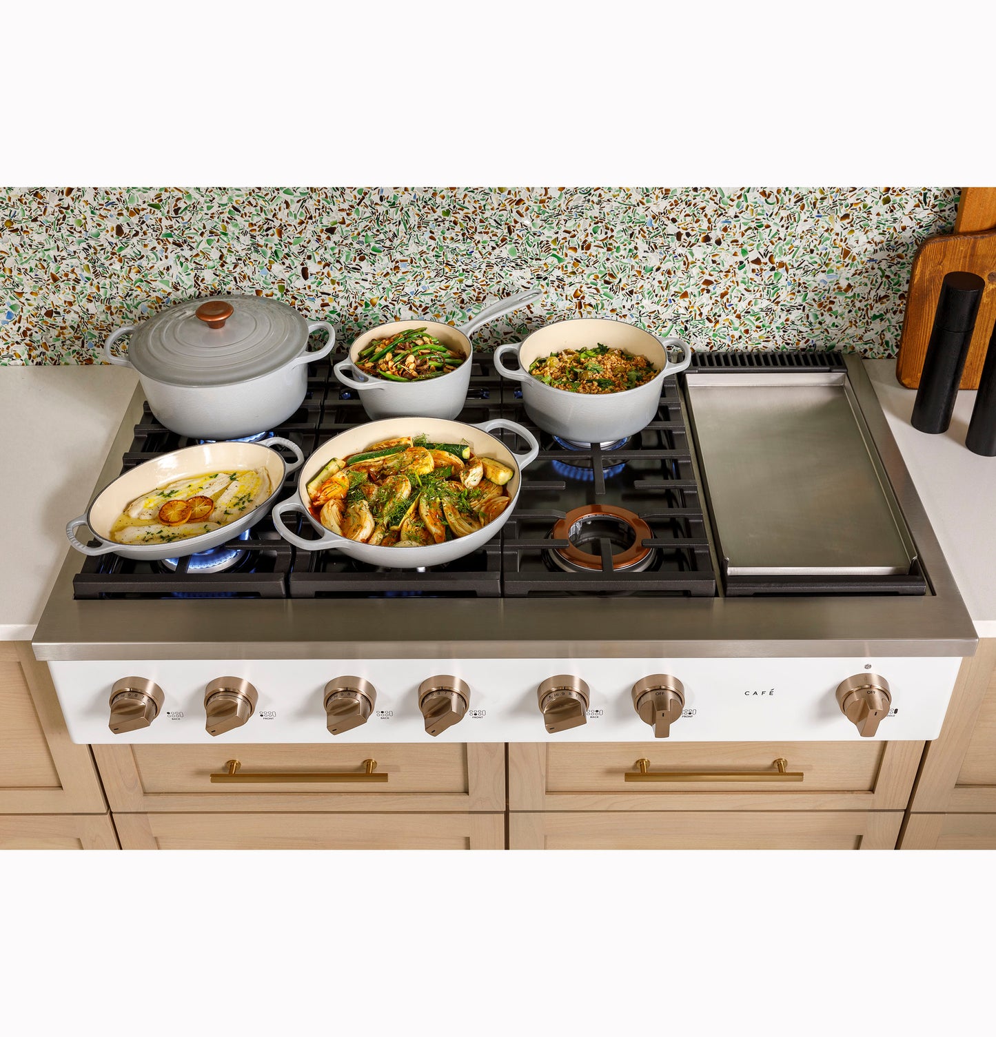 CAFÉ™ 48" Commercial-Style Gas Rangetop with 6 Burners and Integrated Griddle (Natural Gas)