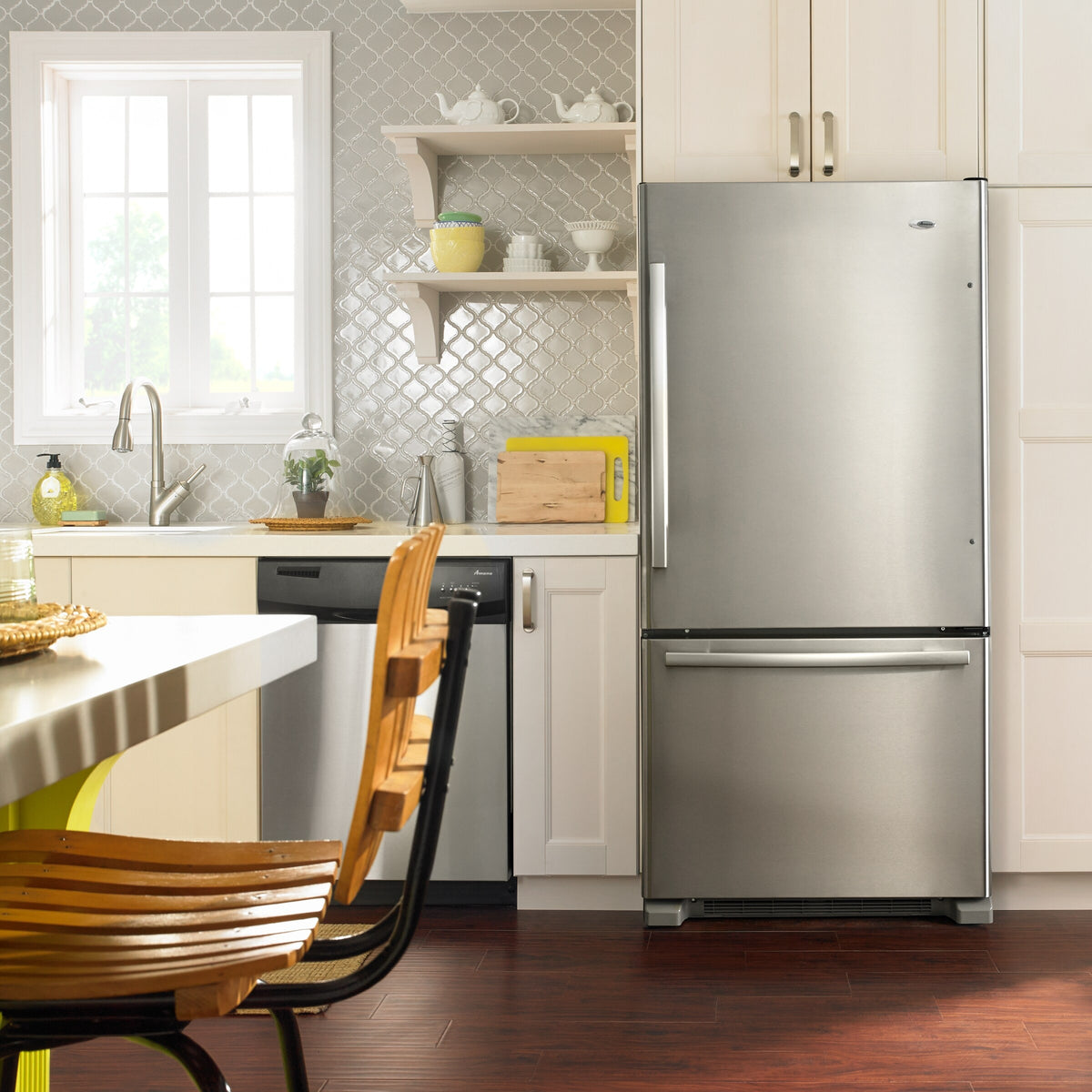 33-inch Wide Bottom-Freezer Refrigerator with EasyFreezer™ Pull-Out Drawer - 22 cu. ft. Capacity