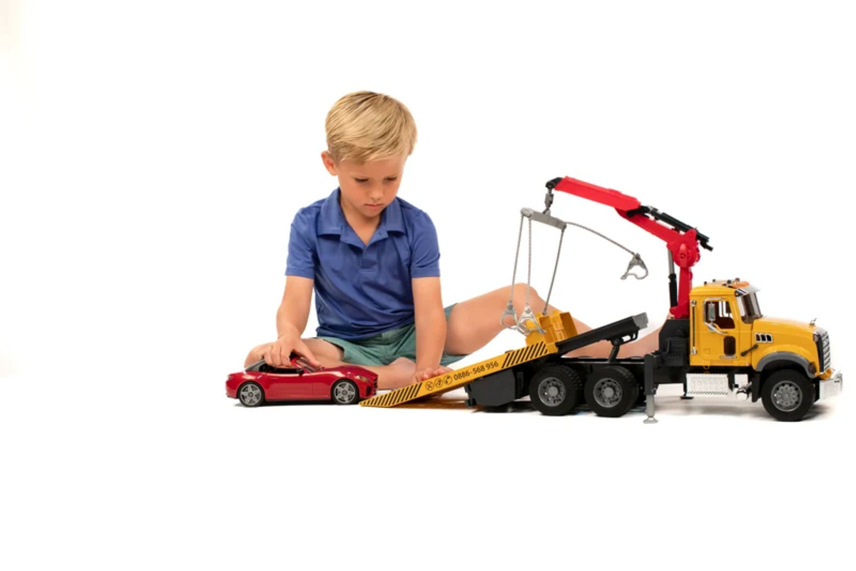Bruder MACK Granite Tow-Truck w/ Roadster
