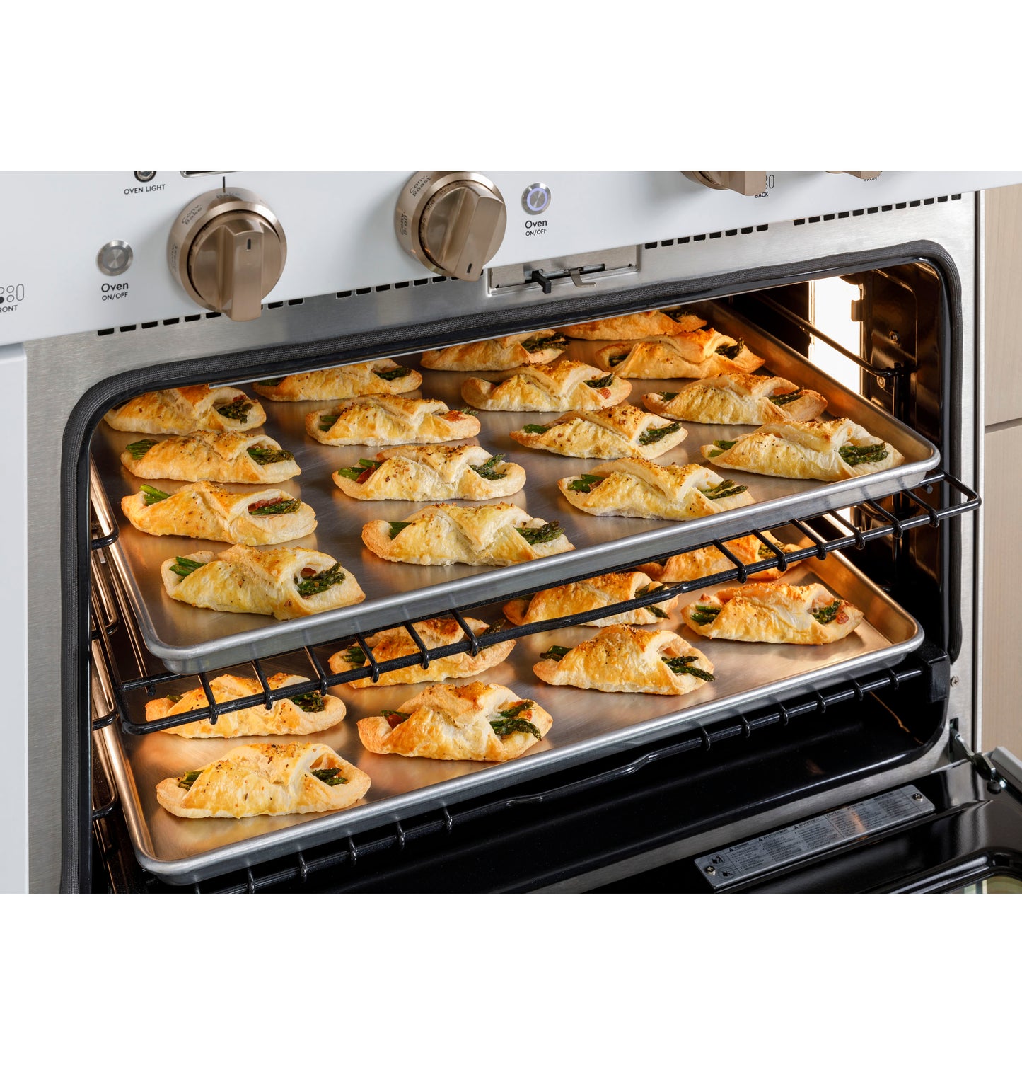 CAFÉ™ 48" Smart Dual-Fuel Commercial-Style Range with 6 Burners and Griddle (Natural Gas)