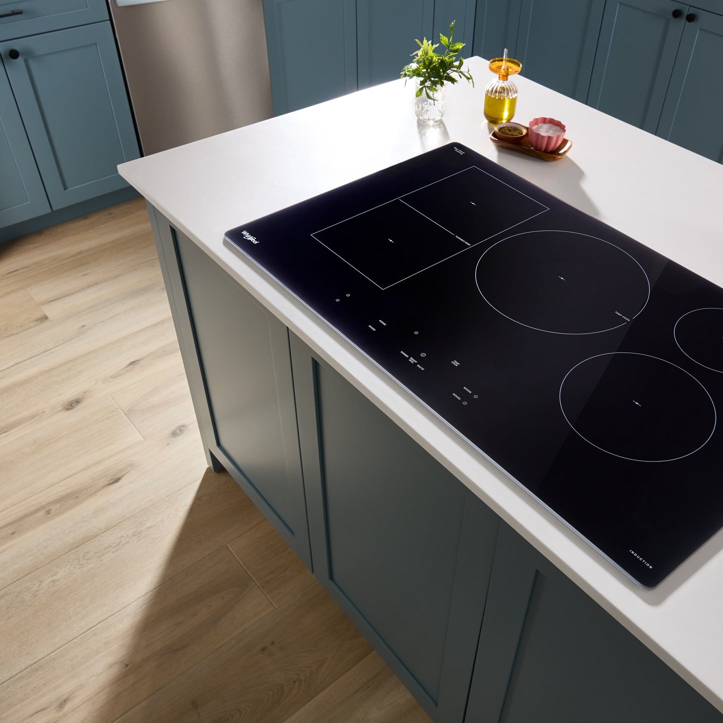 30" Intelligent Induction Cooktop with Temp Cook™ Technology and WipeClean™ Coating