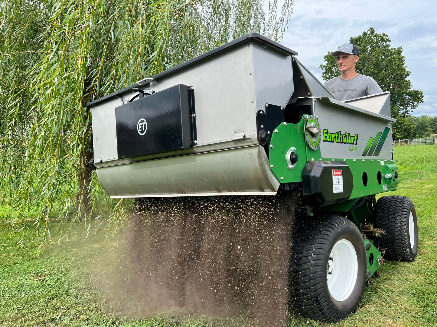 Earth & Turf 415SP MultiSpread™ Top Dresser