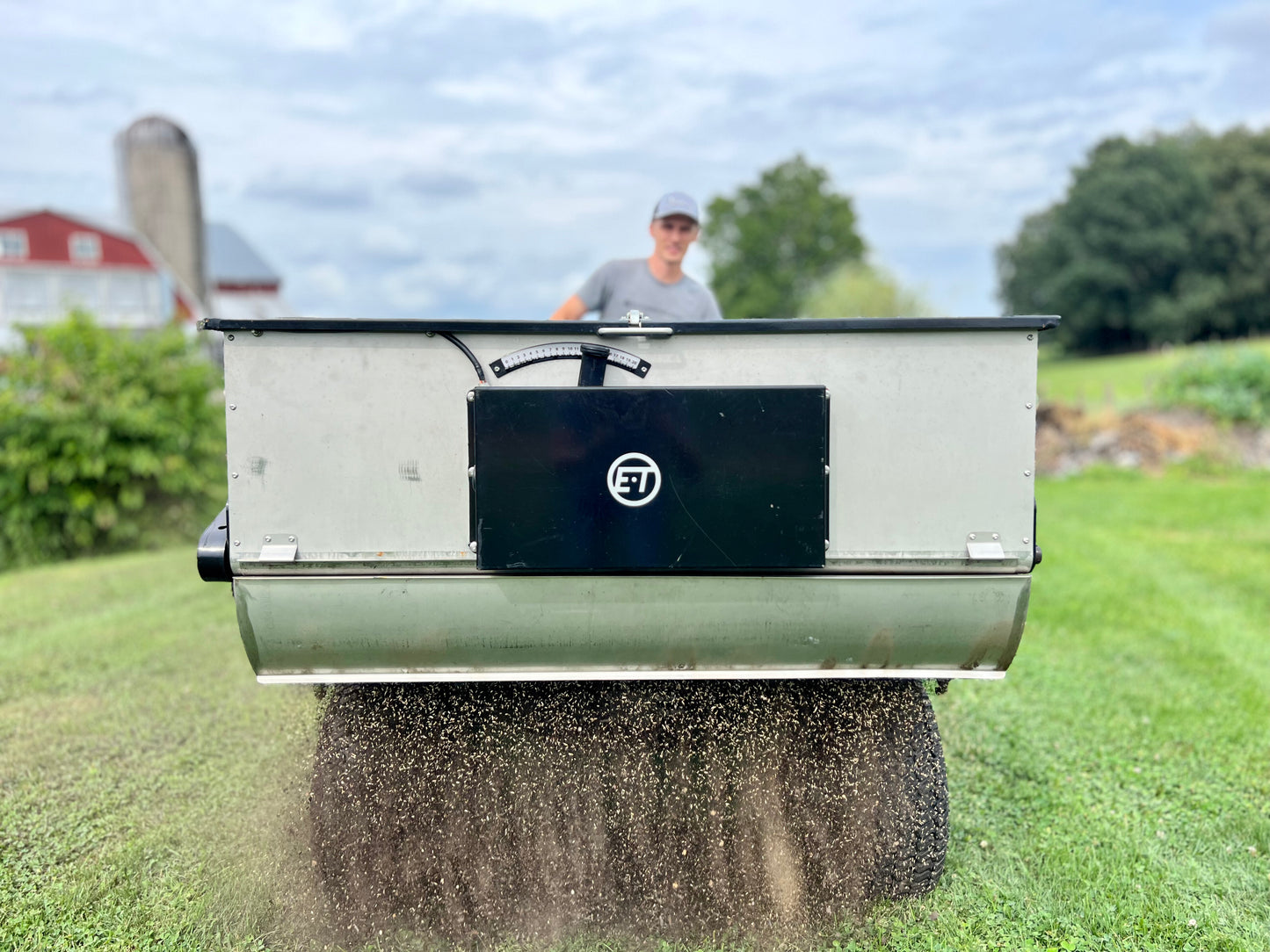 Earth & Turf 415SP MultiSpread™ Top Dresser