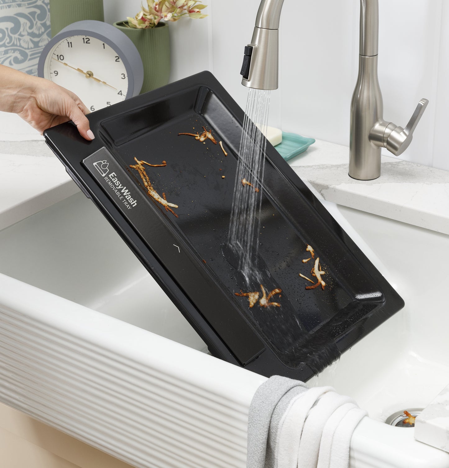 GE® ENERGY STAR® 30" Free-Standing Electric Convection Range with No Preheat Air Fry and EasyWash™ Oven Tray