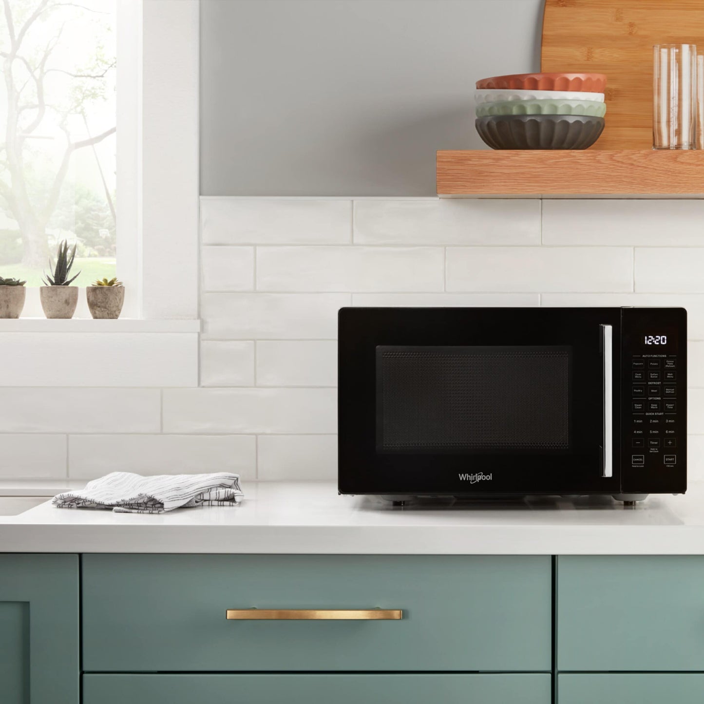 0.9 Cu. Ft. Capacity Countertop Microwave with 900 Watt Cooking Power