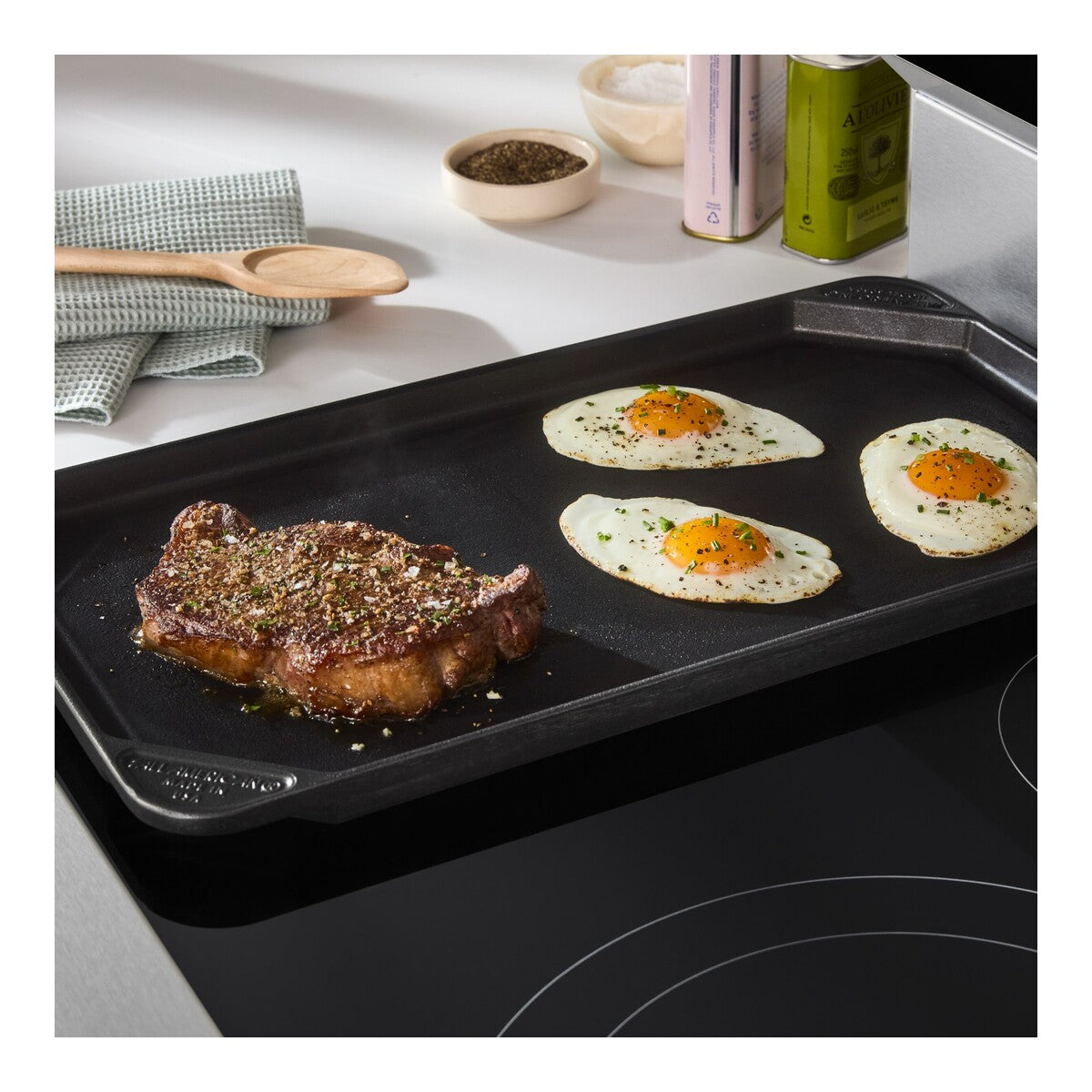 30-inch Electric Smart Range with Advanced Air Cooking Technology and WipeClean™ Coating