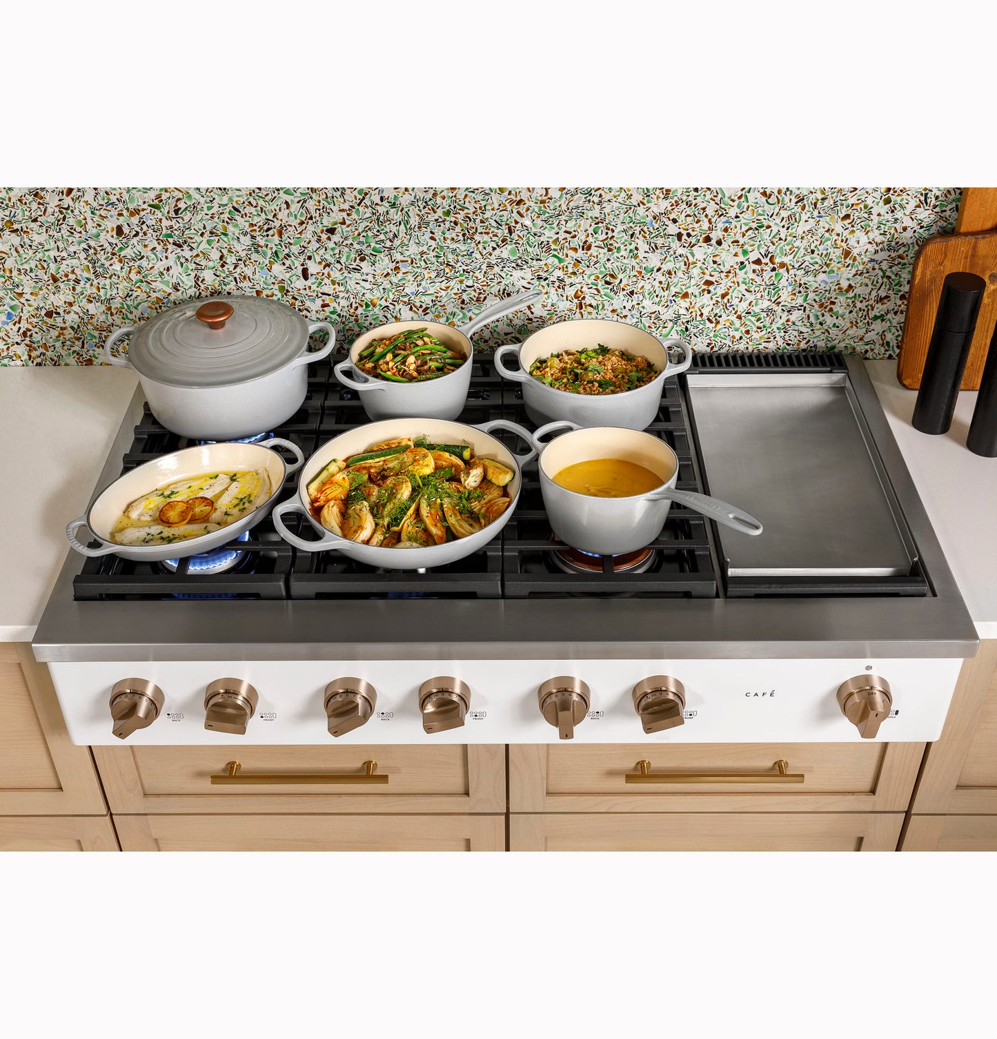 CAFÉ™ 48" Commercial-Style Gas Rangetop with 6 Burners and Integrated Griddle (Natural Gas)