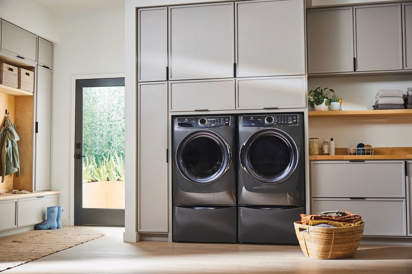 Front Load Perfect Steam™ Gas Dryer with LuxCare® Dry and Instant Refresh – 8.0 Cu. Ft.