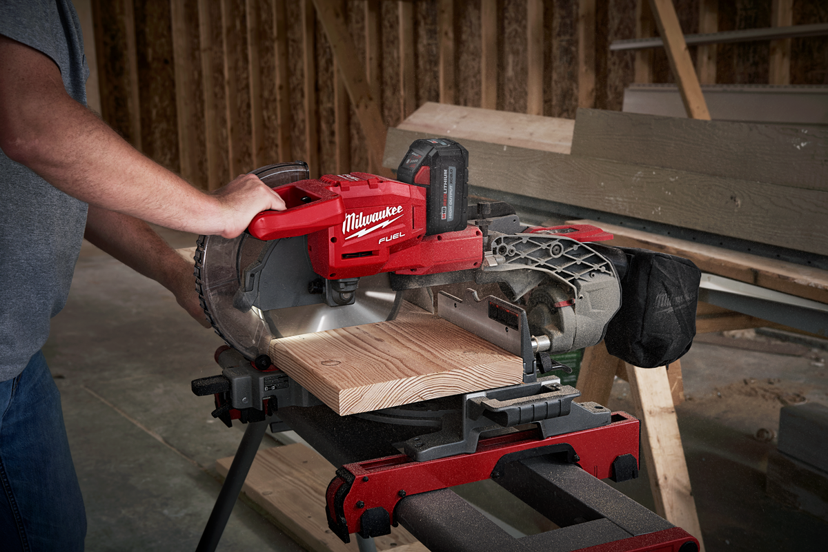Milwaukee M18 FUEL™ Dual Bevel Sliding Compound Miter Saw