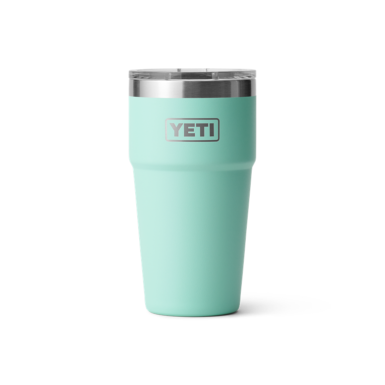 20 oz. light blue stackable cup with clear lid, rugged and durable drinkware for kitchen, tableware, and outdoor use