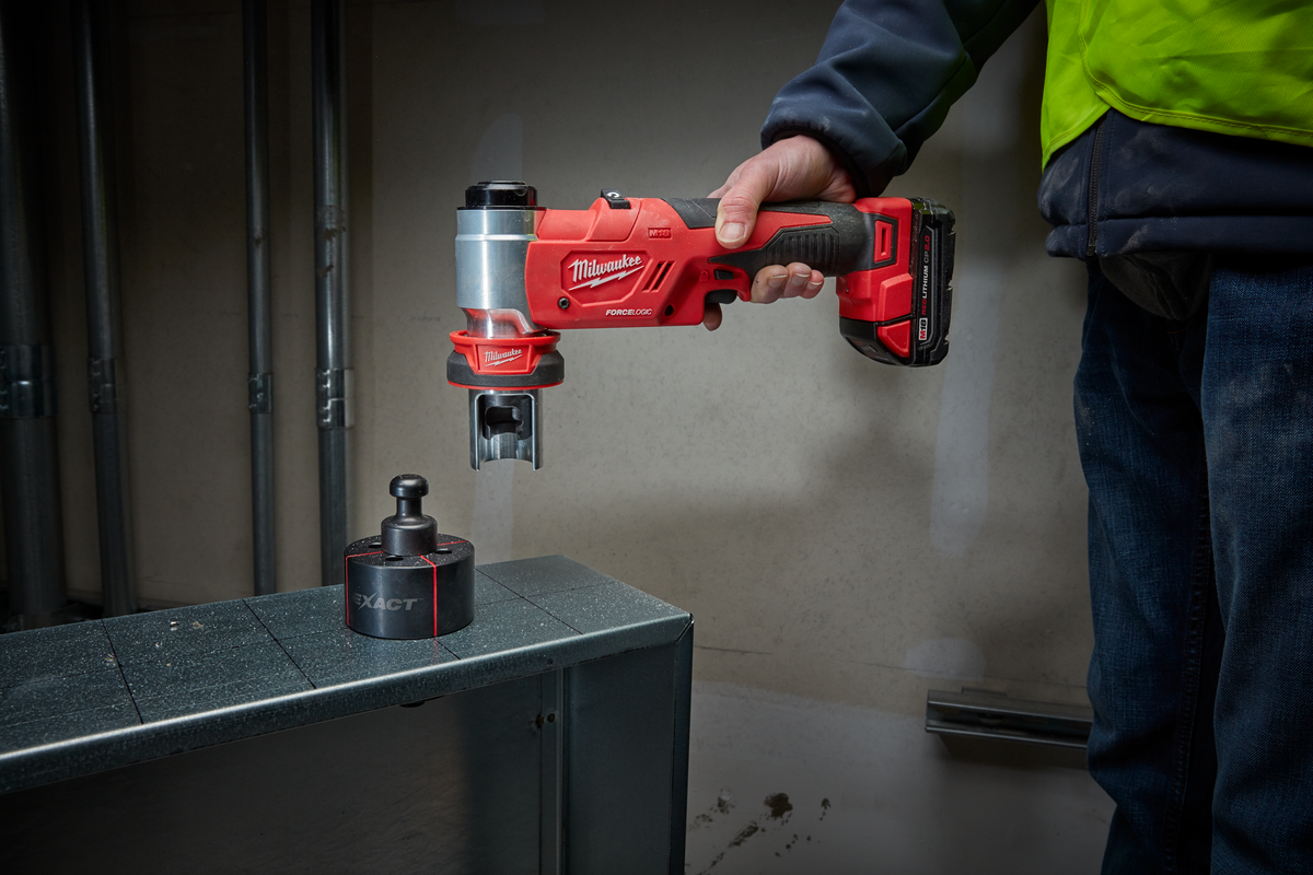 Milwaukee M18™ FORCE LOGIC™ 6T Knockout Tool 1/2" - 2" Kit