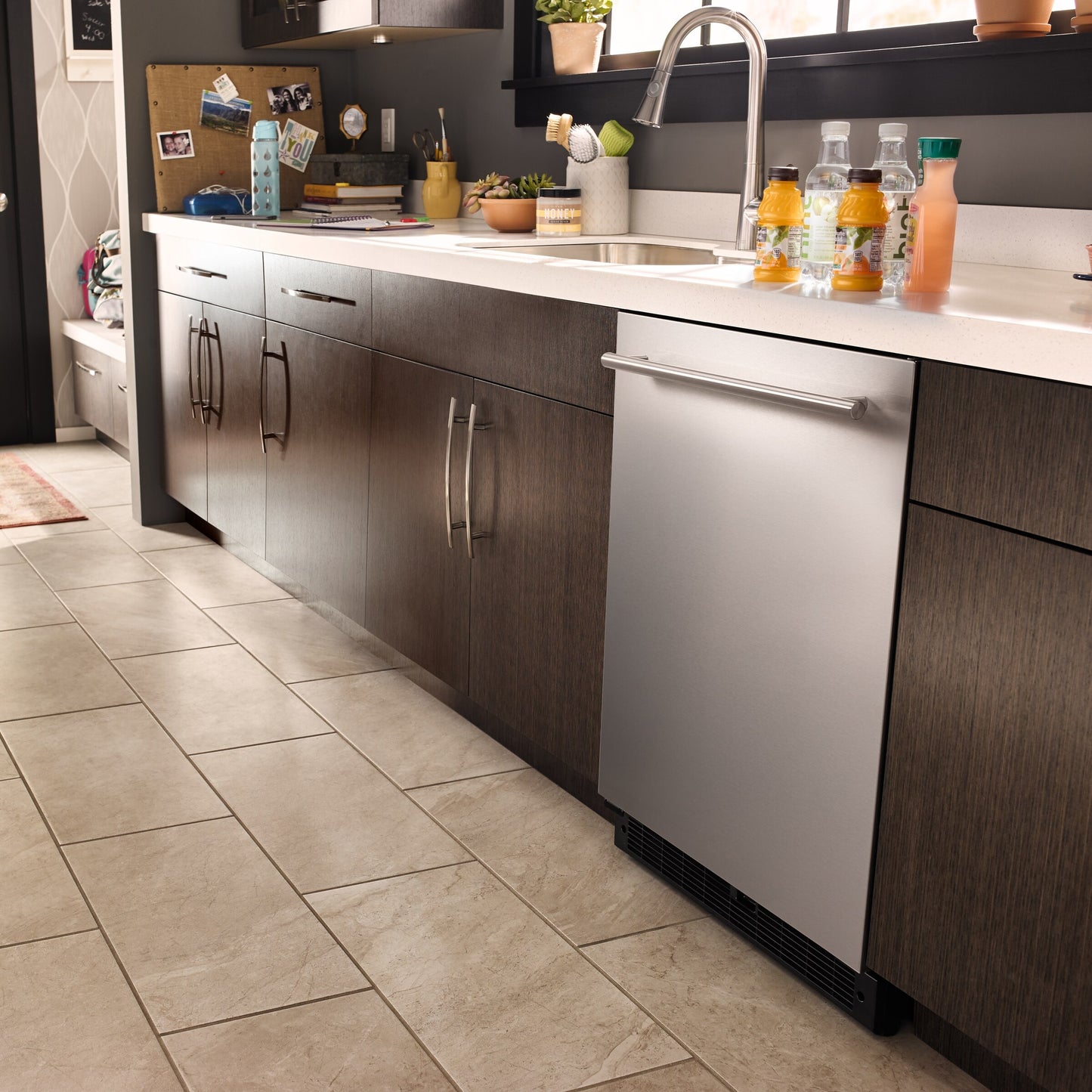 24-inch Wide Undercounter Refrigerator with Towel Bar Handle - 5.1 cu. ft.