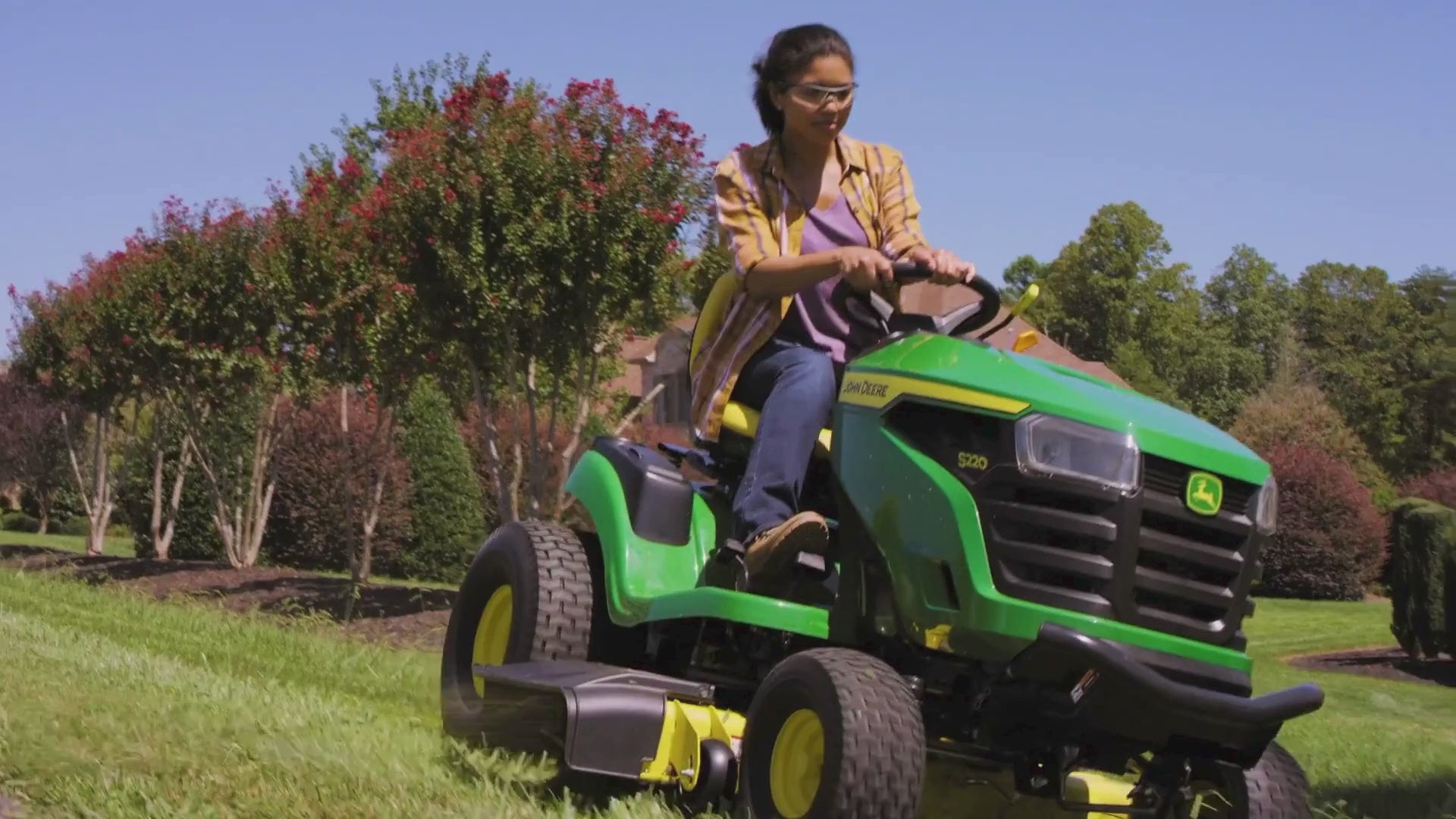 John Deere S220 Lawn Tractor with 42-Inch Deck – Hartville Hardware