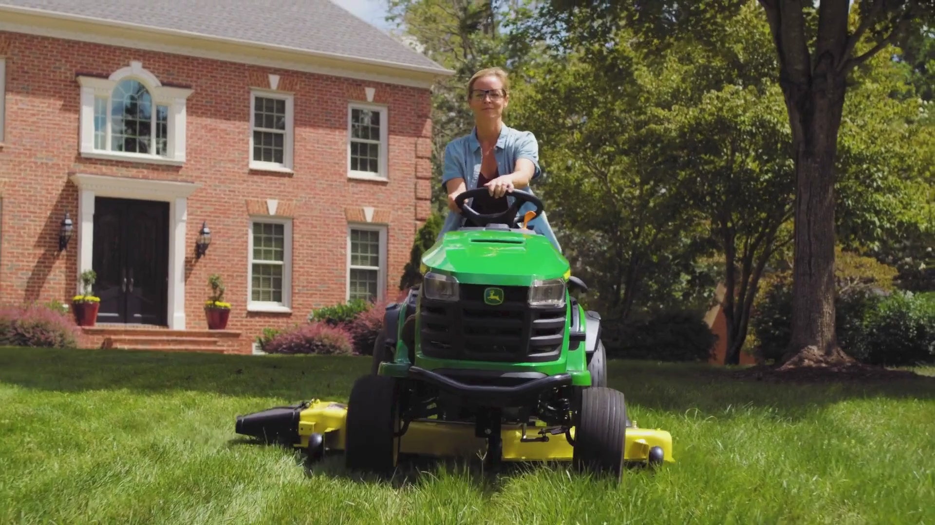 John Deere 蛍光イエローハット（畑で映ます笑 John Deere S140 Lawn Tractor 48-In Deck - Powerful & Easy